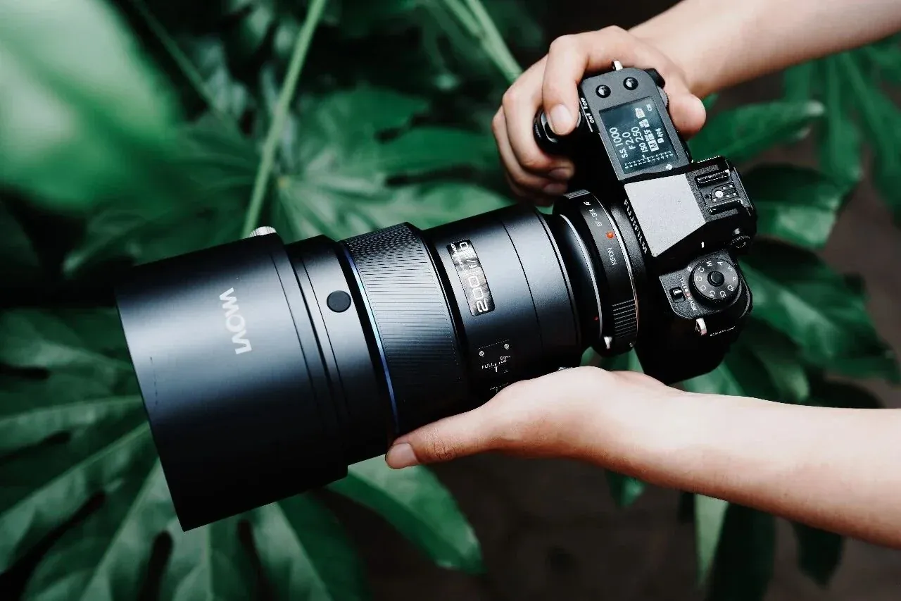 LAOWA 200mm F2をKIPON EF-GFX AF経由でGFX100Sへ装着した状態