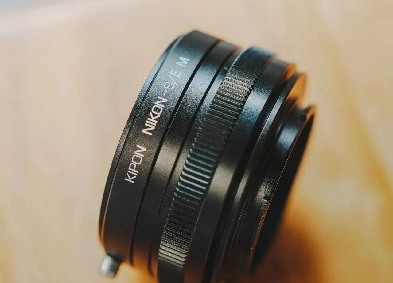 手に持ったKIPON Nikon F-Sony E ヘリコイドアダプター
