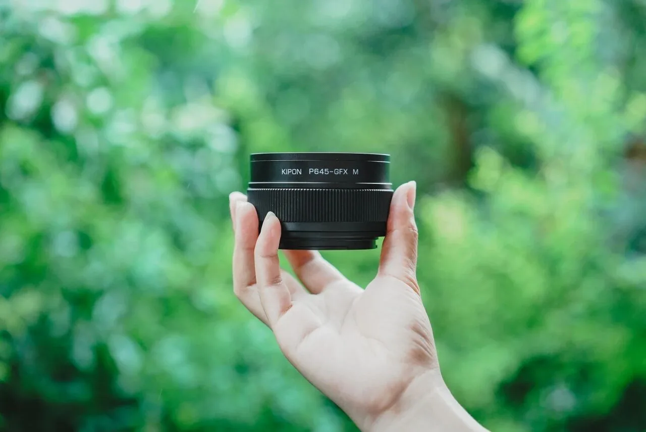 木々を背景に手に持ったPentax 645-GFX Mヘリコイドアダプター